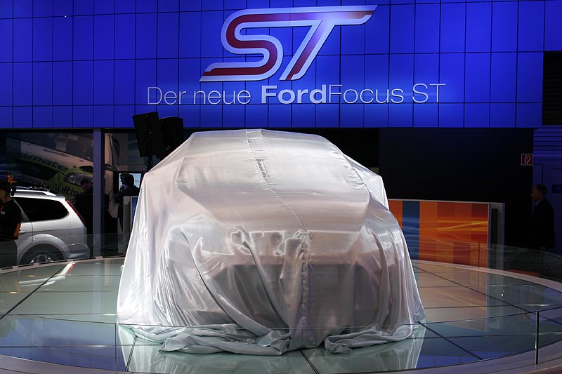 hier noch verhllt: der Ford Focus ST auf der Essen Motor Show 2007