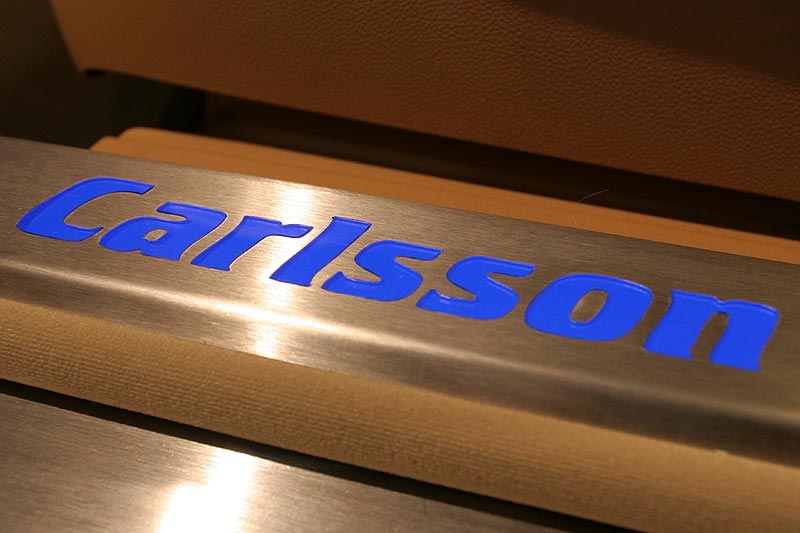 Carlsson Aigner CK65 RS �Eau Rouge� Gold, Einstiegsleiste mit beleuchtetem Carlsson-Schriftzug