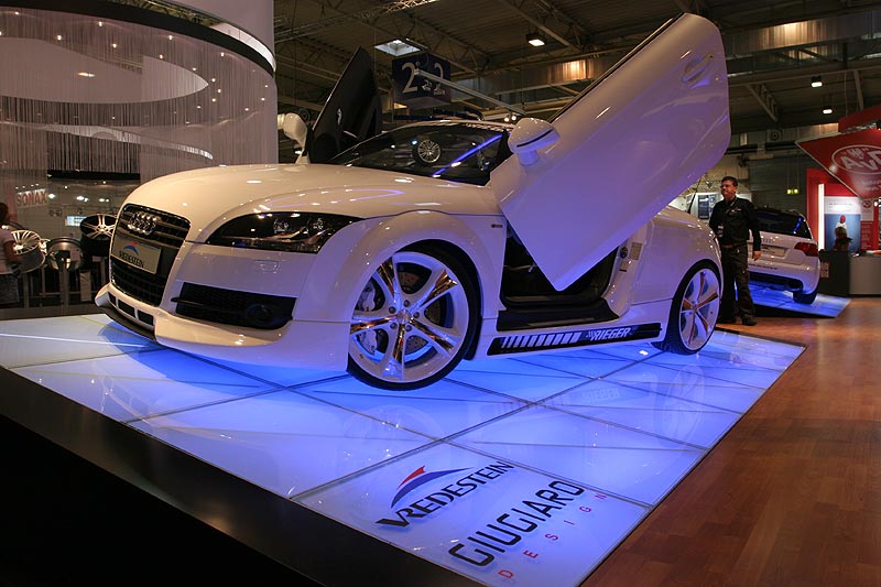 Audi TT Cabrio mit Flgeltren auf dem Stand von Vredestein