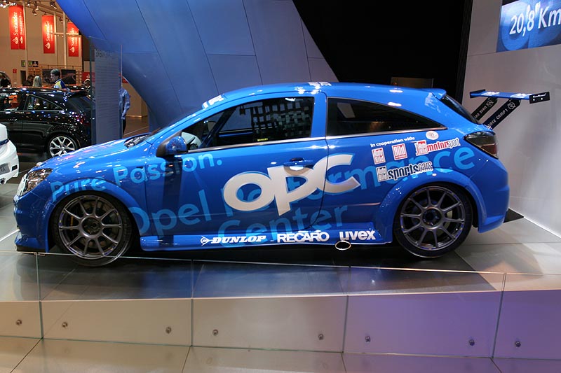 Rennversion des Opel Astra OPC mit pneumatischen Hebesystem, Rennfahrwerk und Feuerlöschanlage
