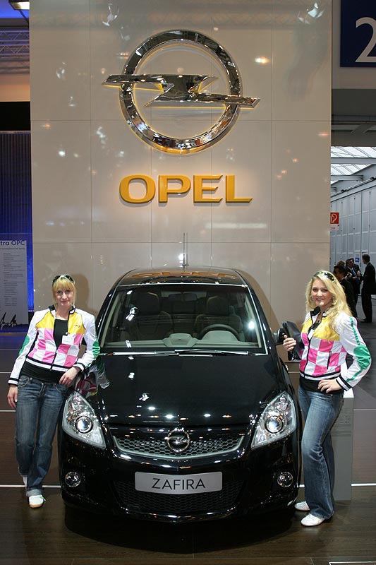 zwei Messe-Damen am Opel Zafira auf dem Opel Stand auf der Essen Motor Show 2007