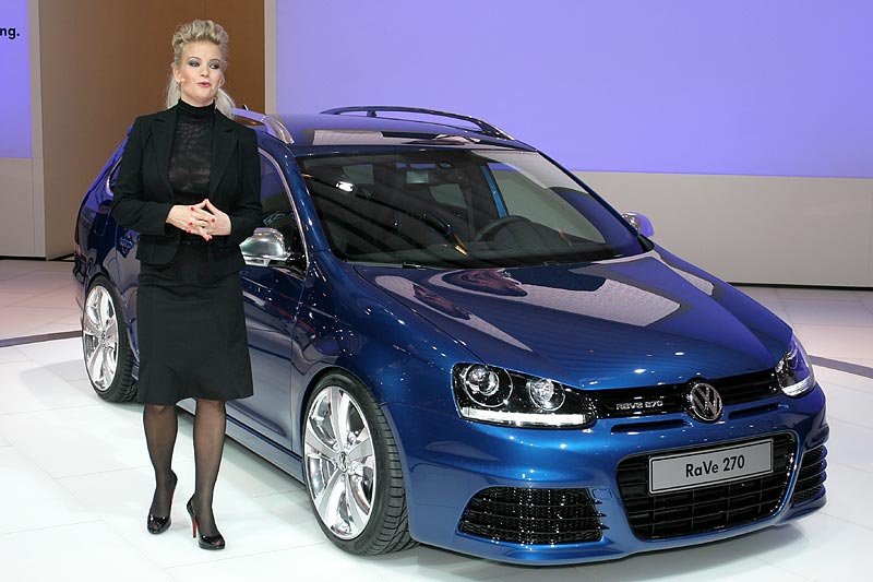 Tuning-Queen Katharina Kuhlmann pr�sentierte den VW Golf RaVe 270