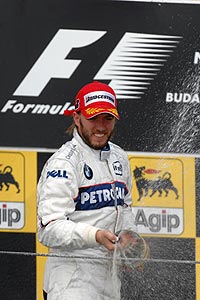 Nick Heidfeld feiert seinen 3. Platz mit einer Champagnerdusche