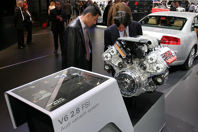 Audi V6 2.8 FSI Motor, beugt von zwei Asiaten