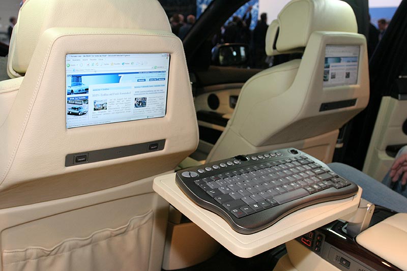 BMW 750Li Individual, mit Heck-Monitoren und verbauten PC