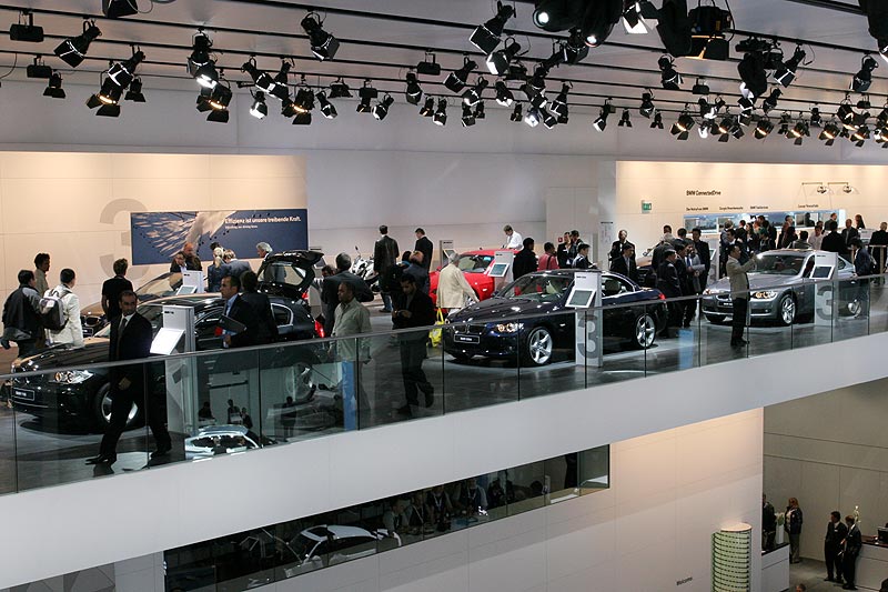 auf zwei Ebenen prsentiert BMW seine Fahrzeuge