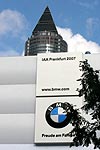 BMW Pavillon in Frankfurt mit Messeturm im Hintergrund