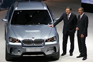 Dr. Norbert Reithofer, BMW Vorstandsvorsitzender, und Dr. Klaus Draeger, Mitglied des Vorstandes der BMW Group, stellten das BMW Concept X6 ActiveHybrid auf der IAA 2007 vor