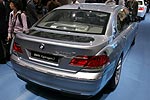 BMW Hydrogen7, Vakkum-Wasserstofftank hinter den Rücksitzen für 8 kg Treibstoff