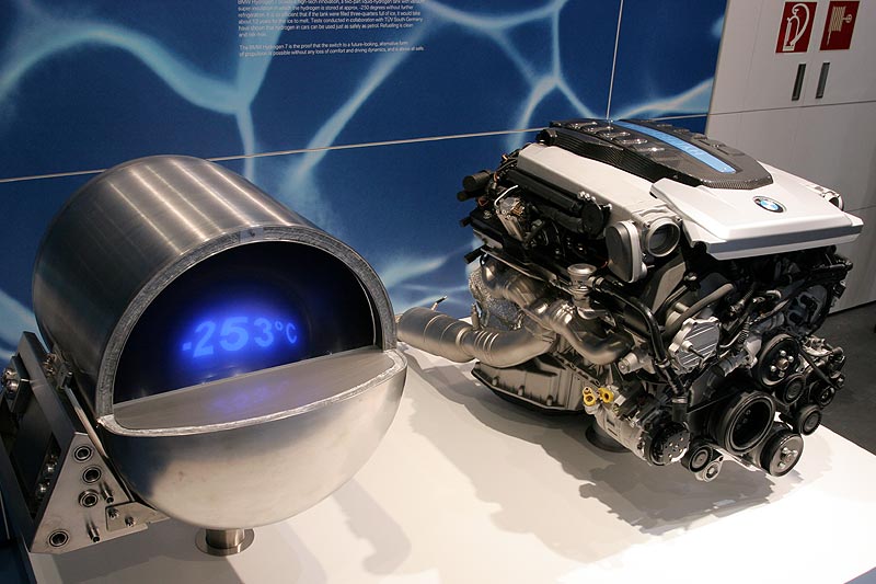 Wasserstoff-Tank nebst bivalentem V12-Motor, der fr Benzin und Wasserstoffbetrieb geeignet ist