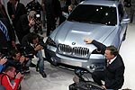 begehrtes Foto-Objekt: das BMW Concept X6 ActiveHybrid und Norbert Reithofer