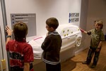 Junior Campus in der BMW Welt - Die Kinder prfen das Fahrzeug im Testcenter der Campus Werkstatt 