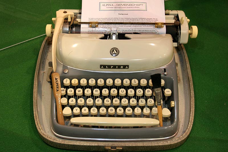 Alpina Schreibmaschine auf dem Messestand der Alpina Gemeinschaft