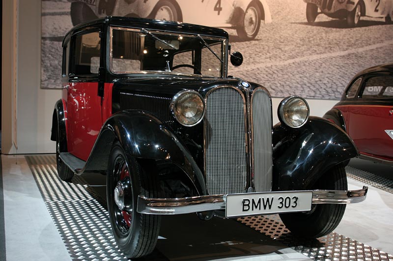 BMW 303 aus dem Jahr 1933, Stckzahl: 1.653, mit 6-Zyl.-Reihen-Motor, 30 PS