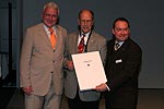 Holger Lapp (l.) und Dr. Thomas Tischler ehrten Andy Andexer (Mitte) als Freund der Marke BMW