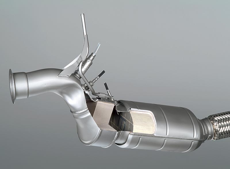 Katalysator und Dieselpartikelfilter des V8 Dieselmotors (4,4 Liter, 220 kW - 300 PS)