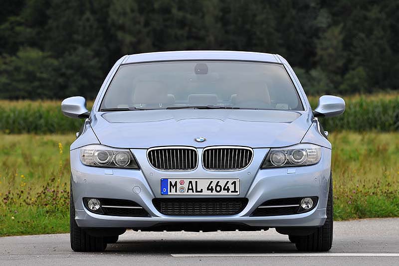 Foto: BMW 335i (Modell E90, LCI), Getränkehalter vorne (vergrößert)