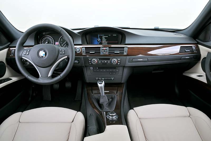 Foto: BMW 335i (Modell E90, LCI), Getränkehalter vorne (vergrößert)