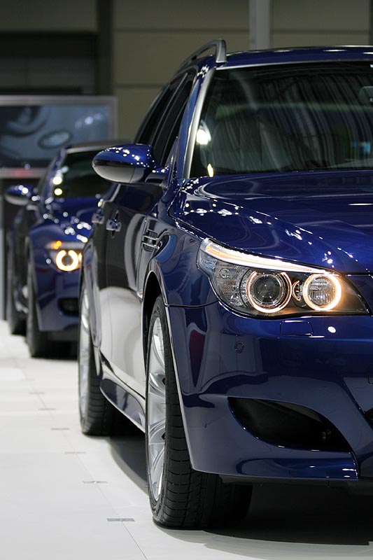 BMW M5 Touring vor dem BMW M6