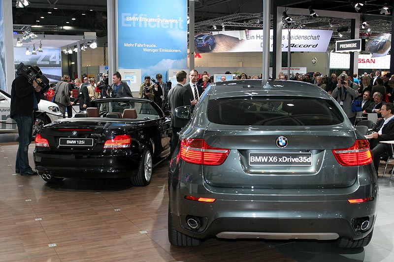 die Stars auf dem BMW-Stand: das 1er Cabrio und der X6 als Deutschland-Premieren