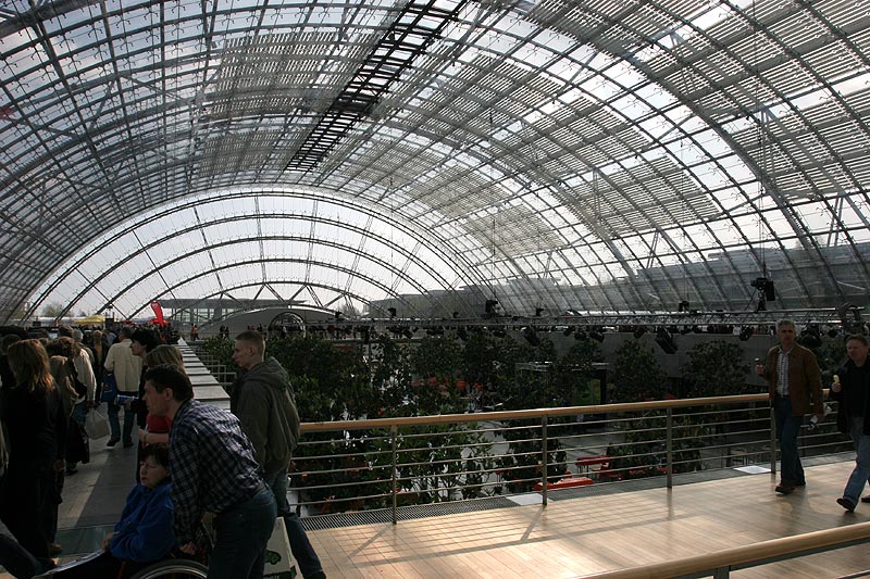Blick  von erster Ebene in die Stahl-Glas-Halle der neuen Messe  Leipzig