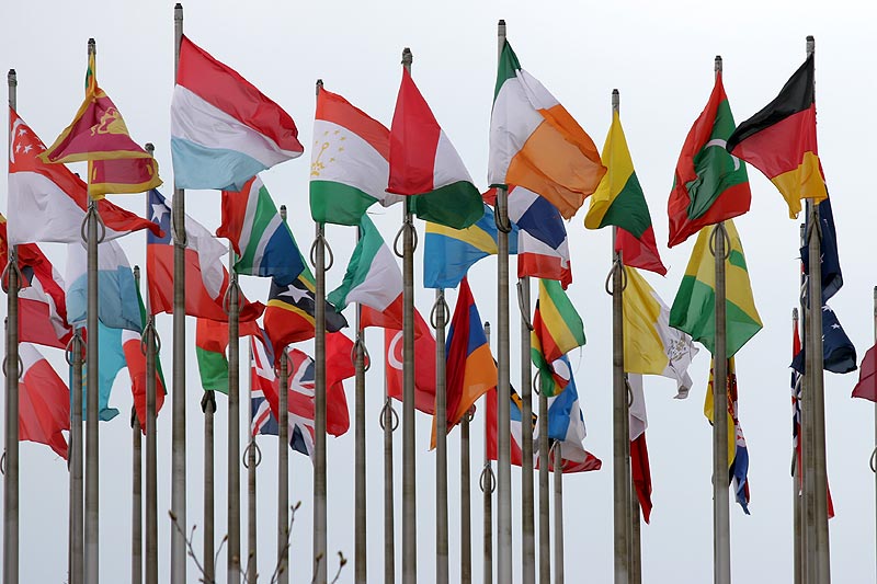 Fahnen begren die Besucher auf dem Leipziger Messe-Gelnde