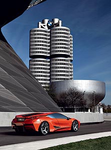 Hommage an den BMW M1, hier vor der BMW-Konzernzentrale in München