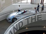 Einfahrt des BMW H2R Rekordfahrzeugs über die Rampe in das BMW Museum München