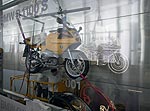 BMW Museum innen - Einbringung Motorradexponate