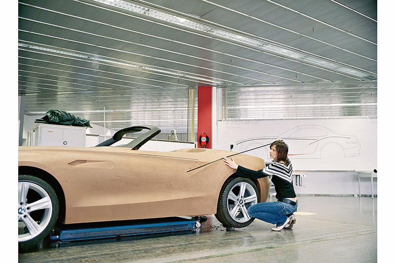 Tapen am Designmodell, Juliane Blasi (Design Exterieur BMW Z4)