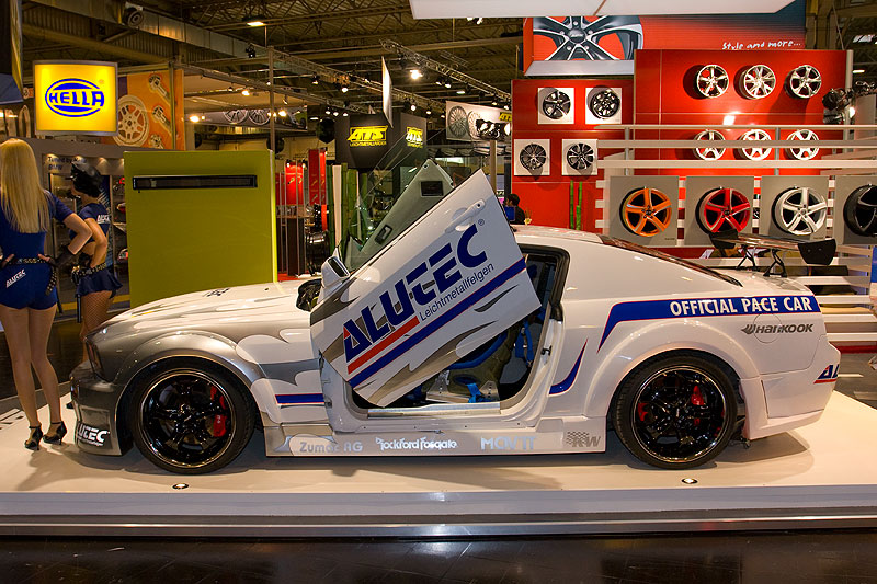 getunter Ford-Mustang auf dem Stand von Felgenhersteller Alutec