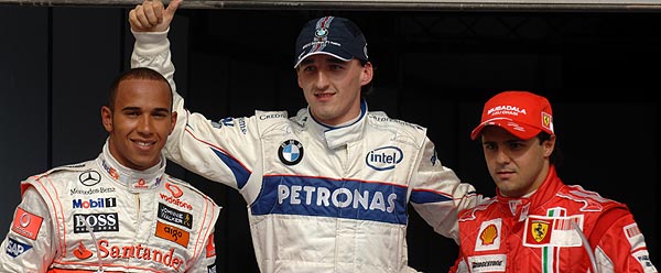 Lewis Hamilton, McLaren Mercedes (links) mit Robert Kubica, BMW Sauber F1 (Mitte) und Felippe Massa, Ferrari sind die Sieger des F1-Qualifyings in Bahrain