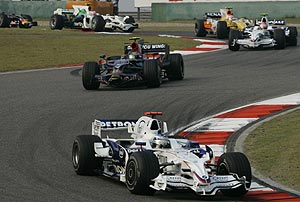 Nick Heidfeld in der Einrollrunde zum F1 Grand Prix in Shanhai, China
