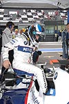 Nick Heidfeld steigt in seinen F1-Boliden