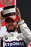 Nick Heidfeld mit seinem Pokal fr den zweiten Platz in Silverstone