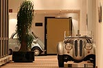 auf dem Flur des Grand-Hotels: ein BMW 328 und eine BMW Isetta