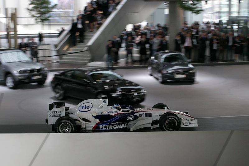 Nick Heidfeld fhrt im neuen BMW Sauber F1.2008 eine Runde durch die BMW Welt