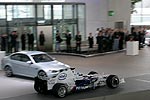 Nick Heidfeld fhrt im neuen BMW Sauber F1.2008 eine Runde durch die BMW Welt