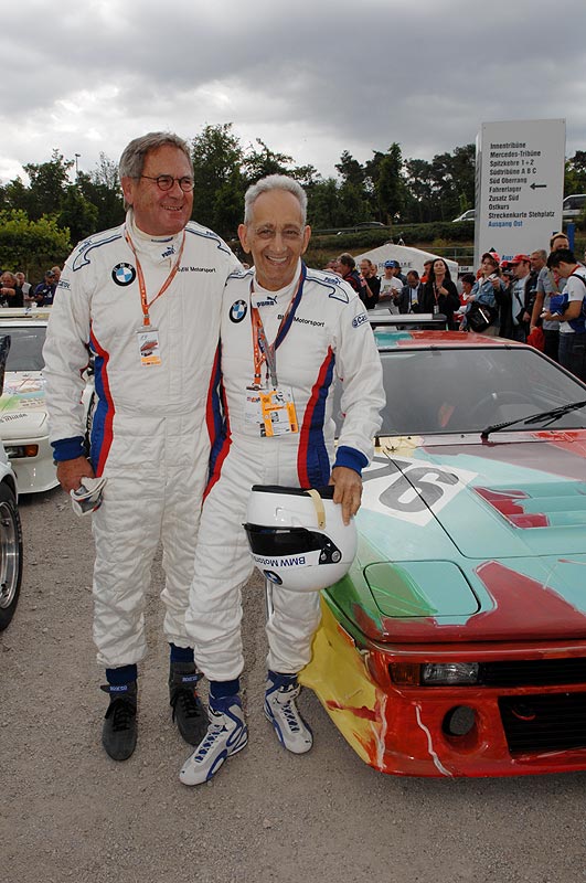  Jochen Neerpasch und Frank Stella neben dem BMW M1 Art Car von Andy Warhol