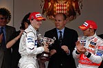 Robert Kubica bei der Siegerehrung in Monaco; rechts: Sieger Lewis Hamilton