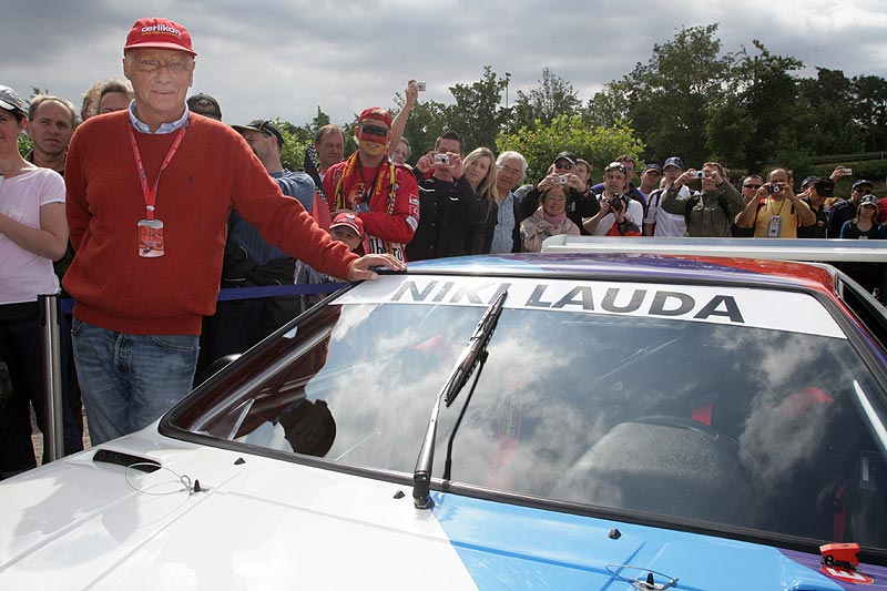 Nicki Lauda neben seinem BMW M1 Procar am Hockenheimring