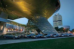 BMW Hydrogen 7 Korso an der BMW Welt in München, im Hintergrund der „BMW 4-Zylinder”