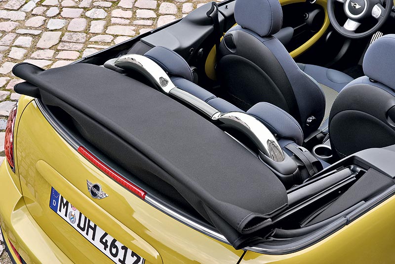 MINI Cooper S Cabrio, �berrollb�gel fahren in Sekundenbruchteilen aus