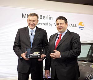 Pressekonferenz MINI E, Berlin, powered by Vattenfall: Dr. Norbert Reithofer, Vorstandsvorsitzender der BMW AG und Sigmar Gabriel, Bundesumweltminister (v.l.) 