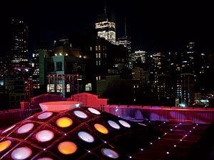 „MINI ROOFTOP NYC”. New York Skyline bei Nacht gesehen vom „MINI ROOFTOP NYC”