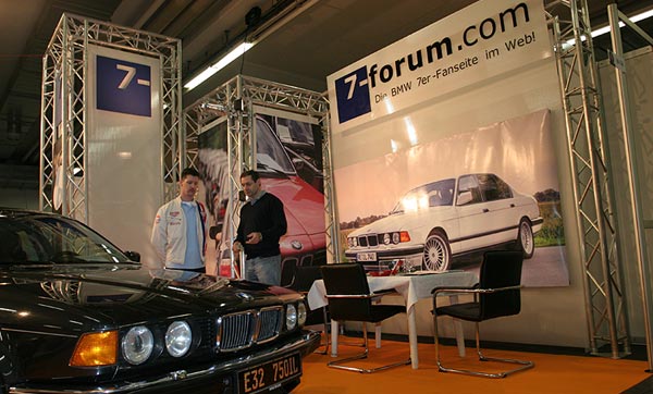 Alexander Highliner im Gesprch mit einem Interessenten auf dem 7-forum.com Messestand auf der Techno Classica 2008 in Essen