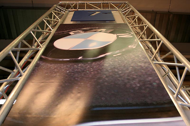 Foto-Plakat mit einem BMW-Emblem eines BMW 760Li (E66), aufgenommen in der BMW Welt