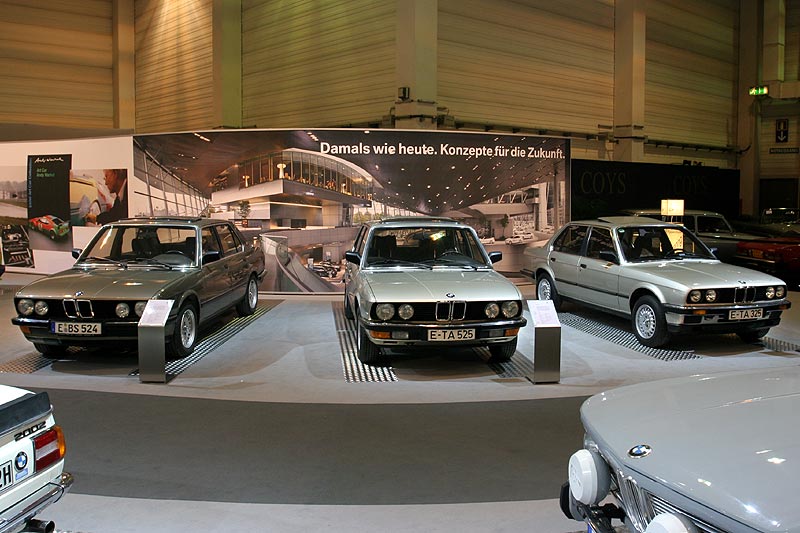 BMW 325e auf der Techno Classica 2008, rechts neben zwei 5er-BMWs