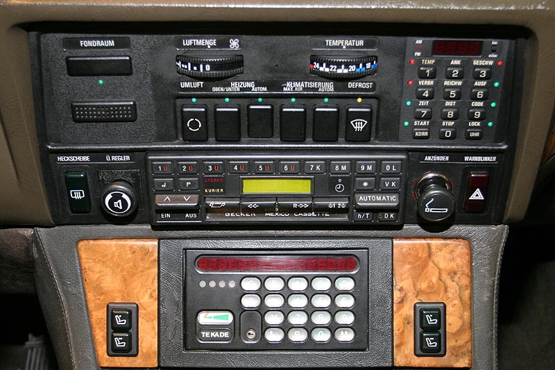 Mittelkonsole mit B2-Telefon im BMW 745iA Executive