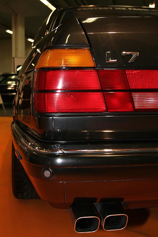 BMW 750iAL mit eckigen Endrohren und nachgerstetem L7-Schild
